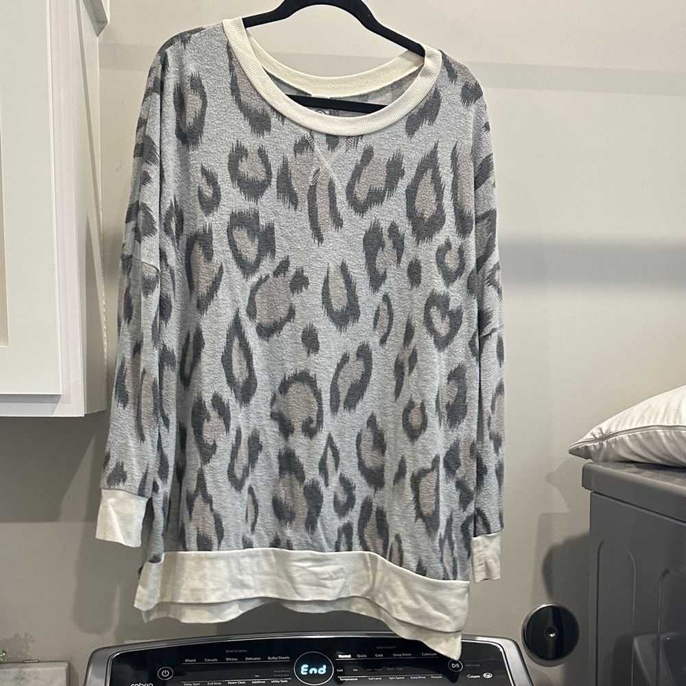 Elegant Gray Leopard Print Crew Neck Sweater